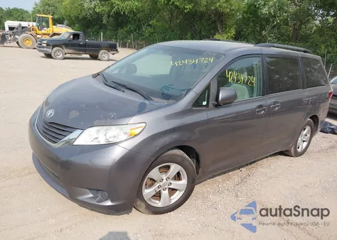 2017 Toyota Sienna Le 8 Passenger z USA, uszkodzony, nr VIN 5TDKZ3DC5HS806235
